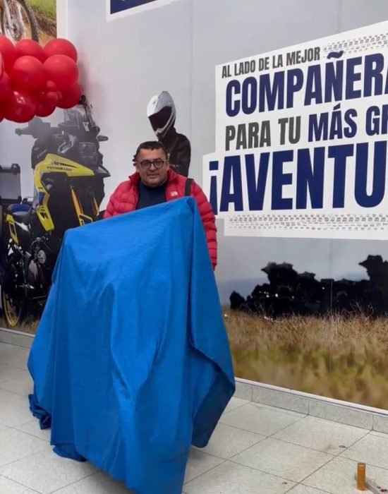 imagen cliente con moto cubierta
