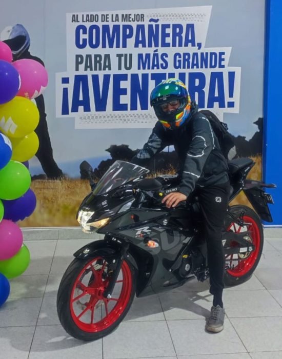 imagen cliente montado en su moto